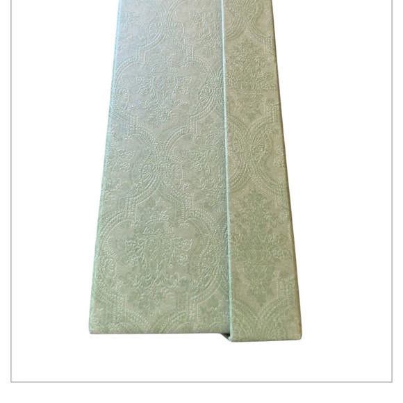 Gucci Luxury Gift Set – Green Embossed Paper Shopping Bag, Shoe Box,Cards - Picture 7 of 8